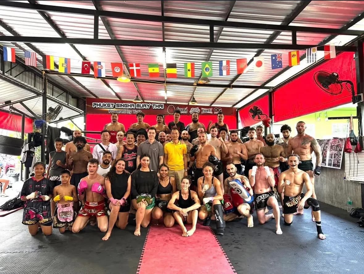 Große Trainingsgruppe mit Trainern im Singha Muay Thai Gym