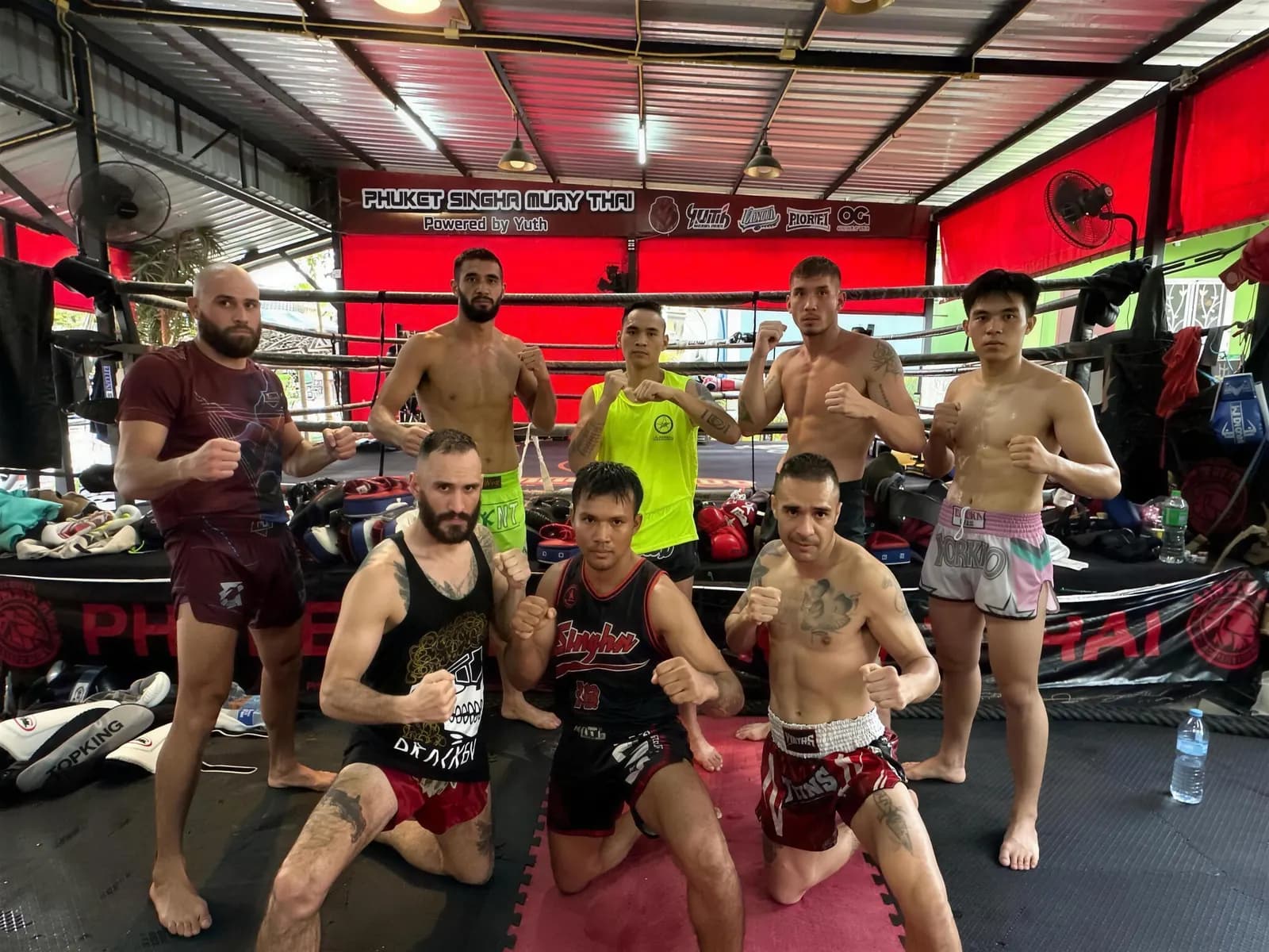 Thai-Trainer und Gäste nach dem Training im Singha Muay Thai Gym in Phuket
